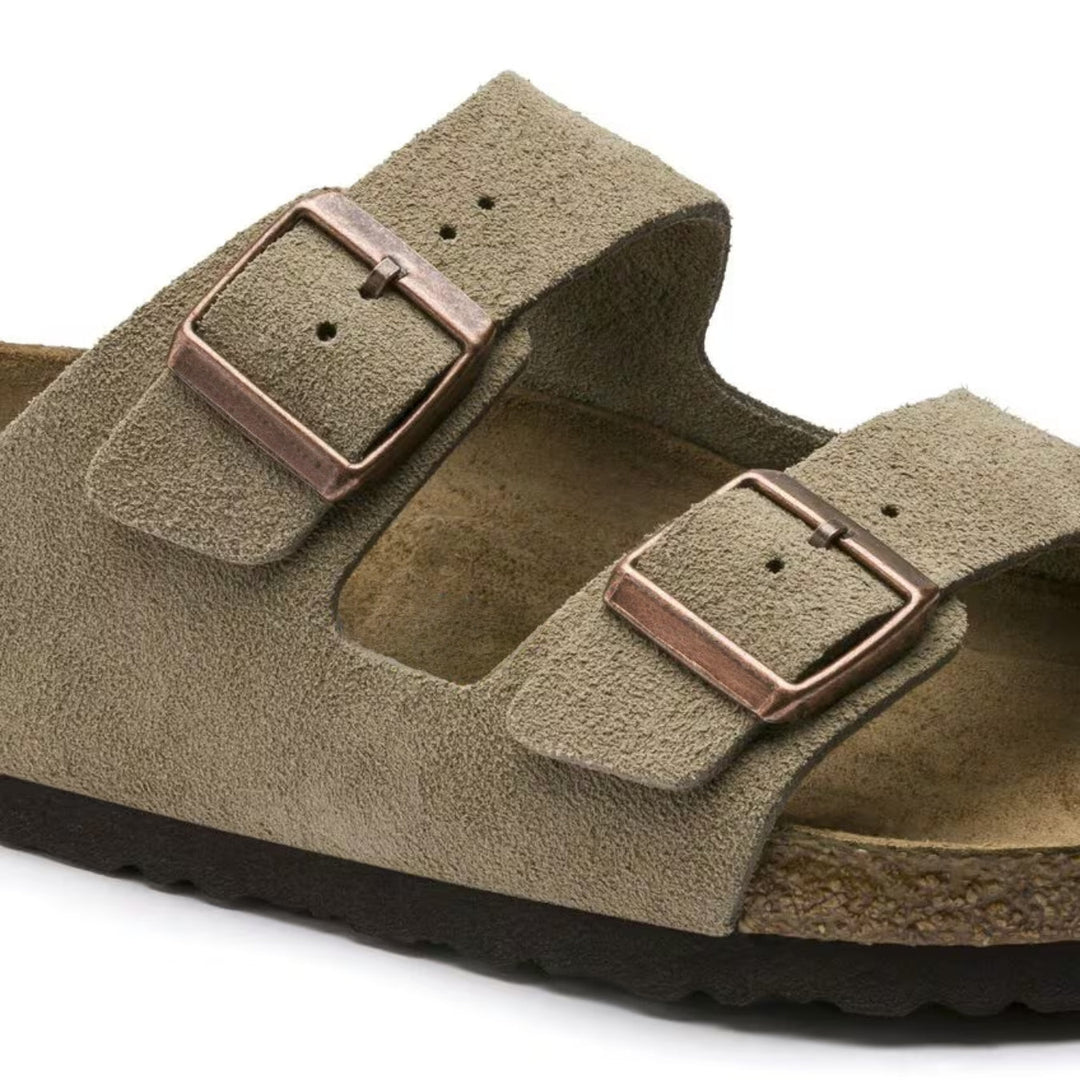"Sandales femme en cuir velours taupe avec lit de pied souple, vue principale montrant design épuré et brides réglables."