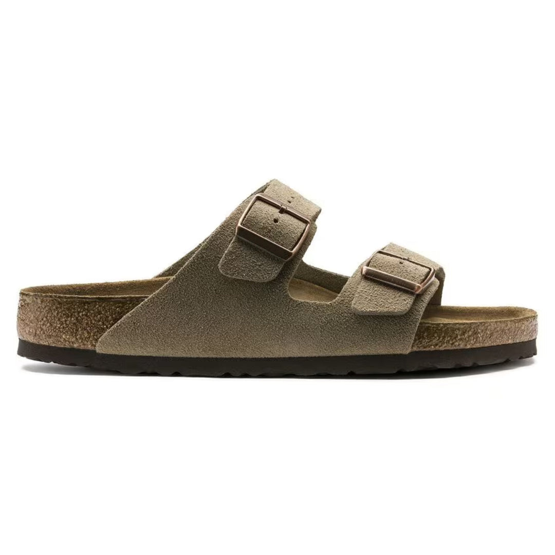 "Sandales femme en cuir velours taupe avec lit de pied souple, vue principale montrant design épuré et brides réglables."