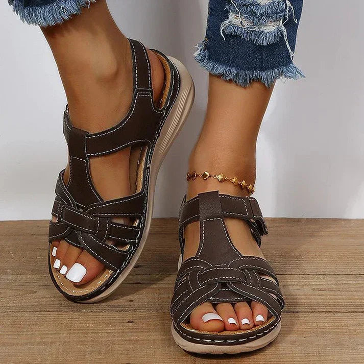 "Sandales femme en cuir vintage, design orthopédique, élégantes et confortables, couleur marron, soutien optimal."