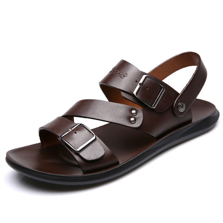 Paire de sandales homme estivales, alliant confort et élégance décontractée avec boucle réglable pour les sorties.