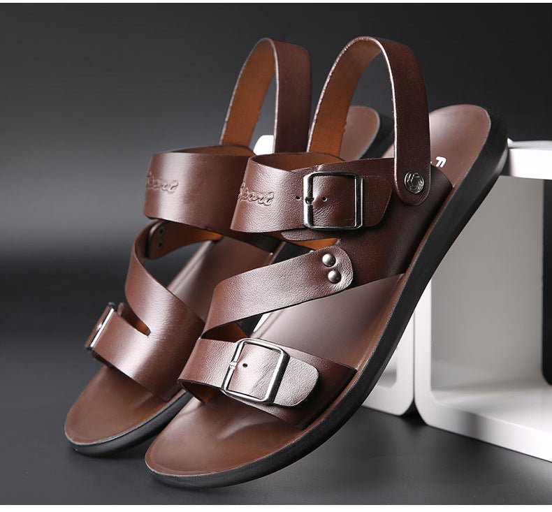 Paire de sandales homme élégantes portée, idéales pour un look décontracté et confortable cet été.