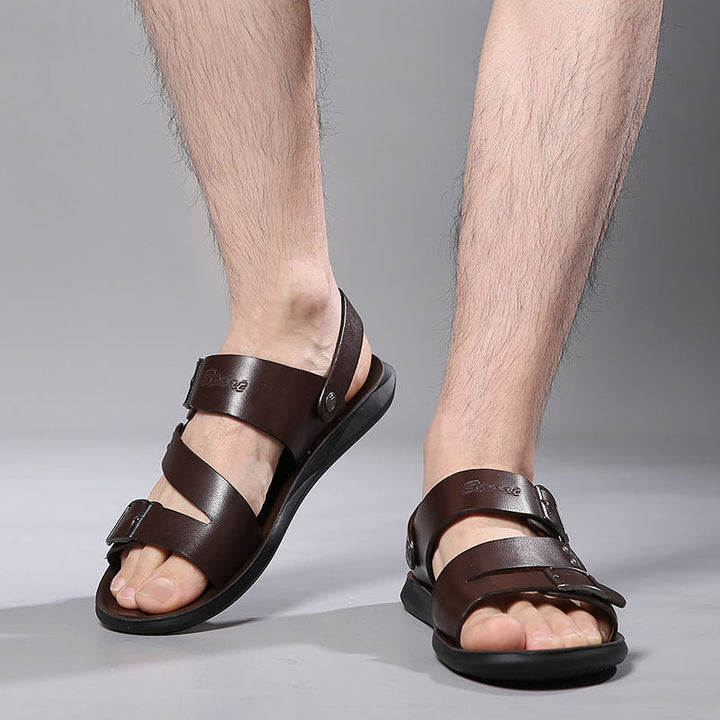 Vue de dessus des sandales homme décontractées avec boucle, offrant confort et style pour l'été.