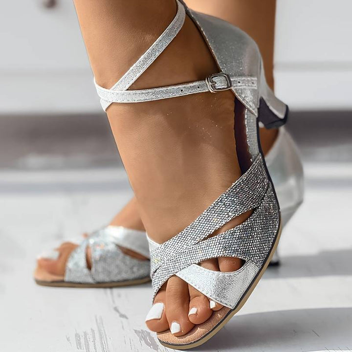 Sandales à paillettes argentées Lara pour femmes, talons chic, parfaites pour un look glamour de soirée.
