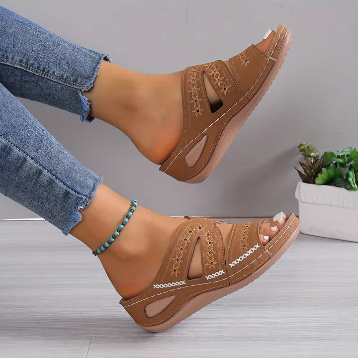 Sandales d'été Clara femmes, design élégant et confort orthopédique pour toutes les activités.