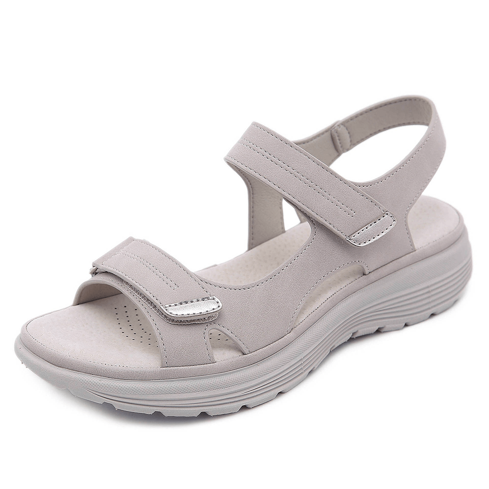 Paire de sandales orthopédiques pour femme, design moderne, confort optimal et soutien voûte plantaire essentiel en été.