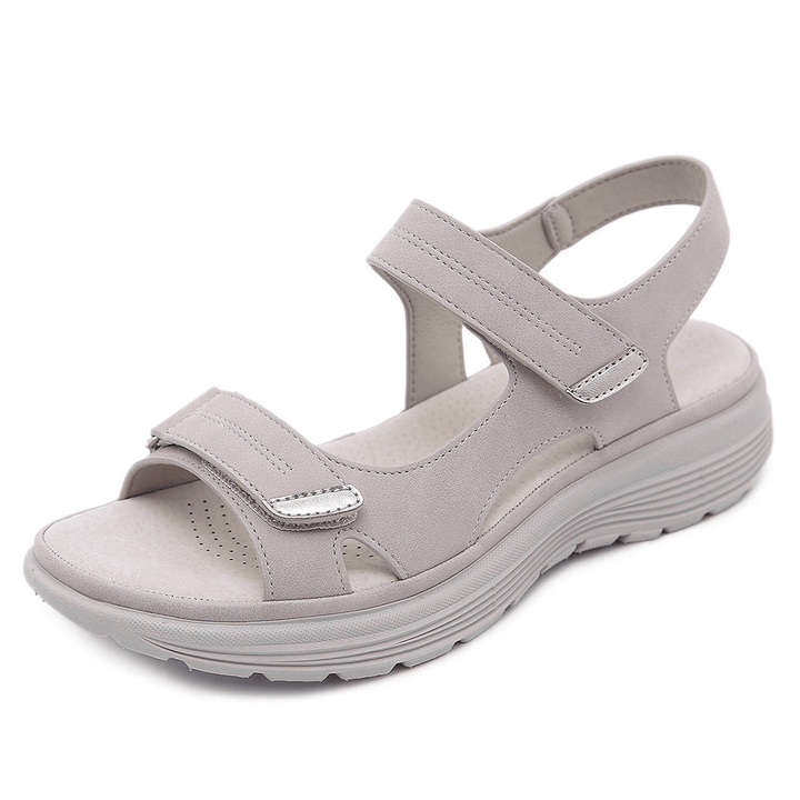 Paire de sandales orthopédiques pour femme, design moderne, confort optimal et soutien voûte plantaire essentiel en été.