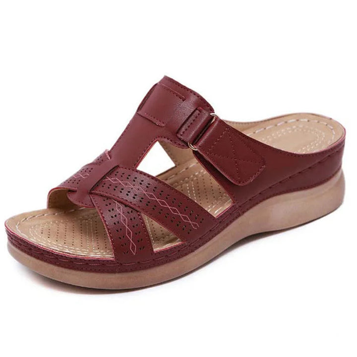 Chaussures femmes orthopédiques avec soutien voûte plantaire triple arche. Sandales élégantes pour le bien-être estival.