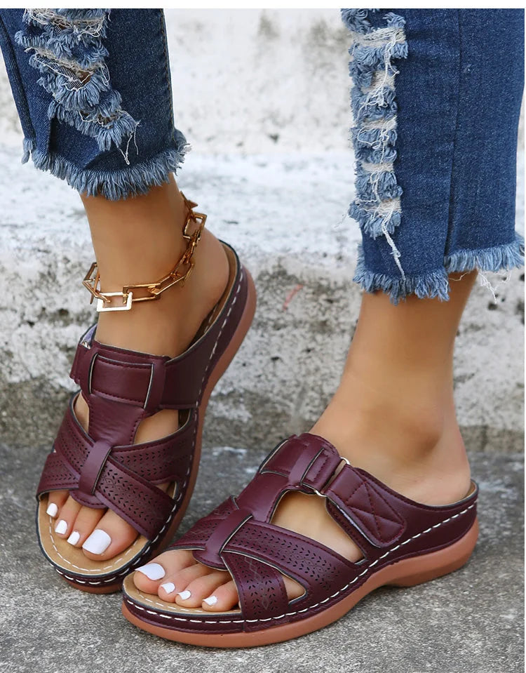 Vue latérale des sandales orthopédiques femmes, accentuant le design élégant et le soutien confort pour la marche.
