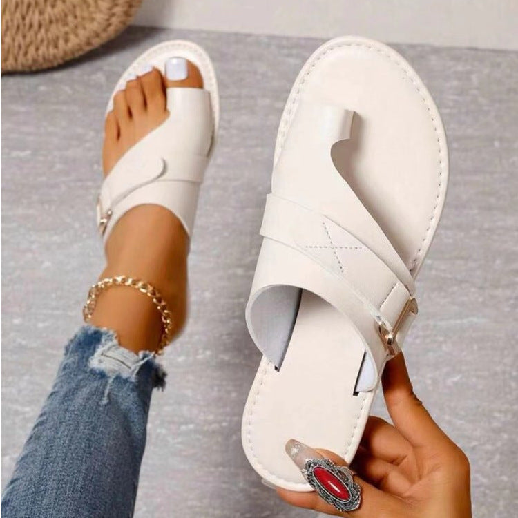 Sandales plates chic pour femmes, offrant confort et soutien podologique. Parfaites pour l'été et le bien-être.