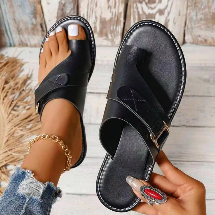 Paire de sandales orthopédiques plates femmes, conçues pour un soutien supérieur et un confort durable en été.