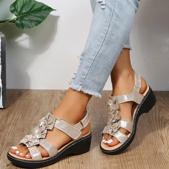 Sandales Sandra avec semelle antidérapante, légères et confortables, parfaites pour l'été et la marche décontractée.