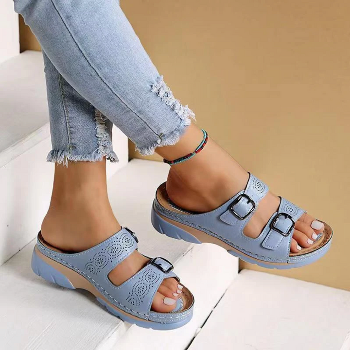 "Sandales orthopédiques ComfortWave en bleu, offrant soutien plantaire et confort optimal pour une meilleure posture."