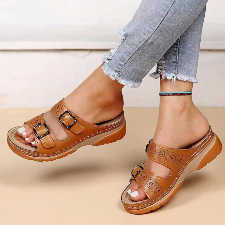 "Sandales orthopédiques ComfortWave en bleu, offrant soutien plantaire et confort optimal pour une meilleure posture."