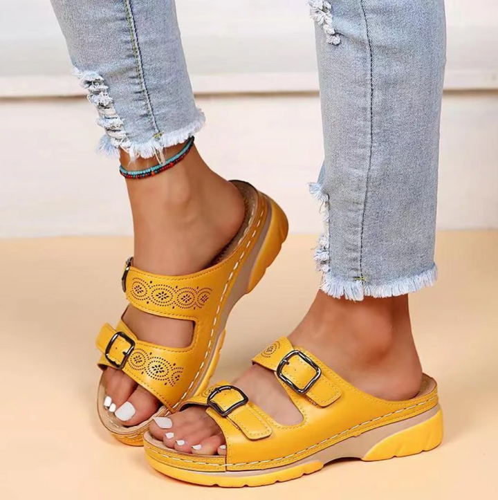 "Sandales orthopédiques ComfortWave en bleu, offrant soutien plantaire et confort optimal pour une meilleure posture."