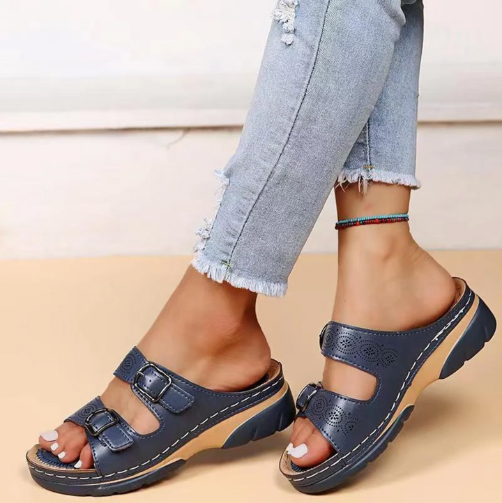 "Sandales orthopédiques ComfortWave en bleu, offrant soutien plantaire et confort optimal pour une meilleure posture."
