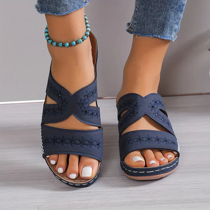 "Sandales orthopédiques élégantes Clara en bleu, marron clair, noir, rose, avec semelle compensée et support orthopédique."
