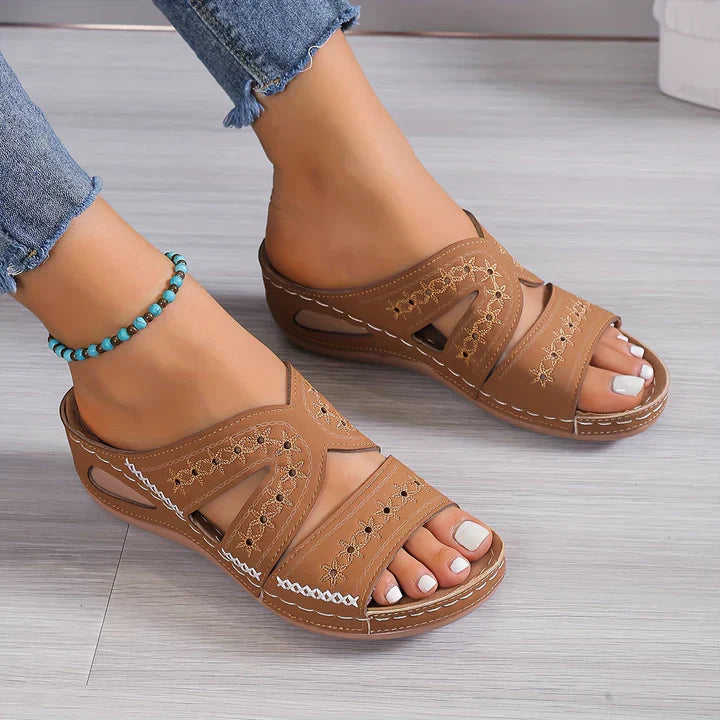 "Sandales orthopédiques élégantes Clara en bleu, marron clair, noir, rose, avec semelle compensée et support orthopédique."