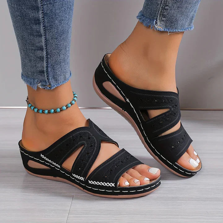 "Sandales orthopédiques élégantes Clara en bleu, marron clair, noir, rose, avec semelle compensée et support orthopédique."