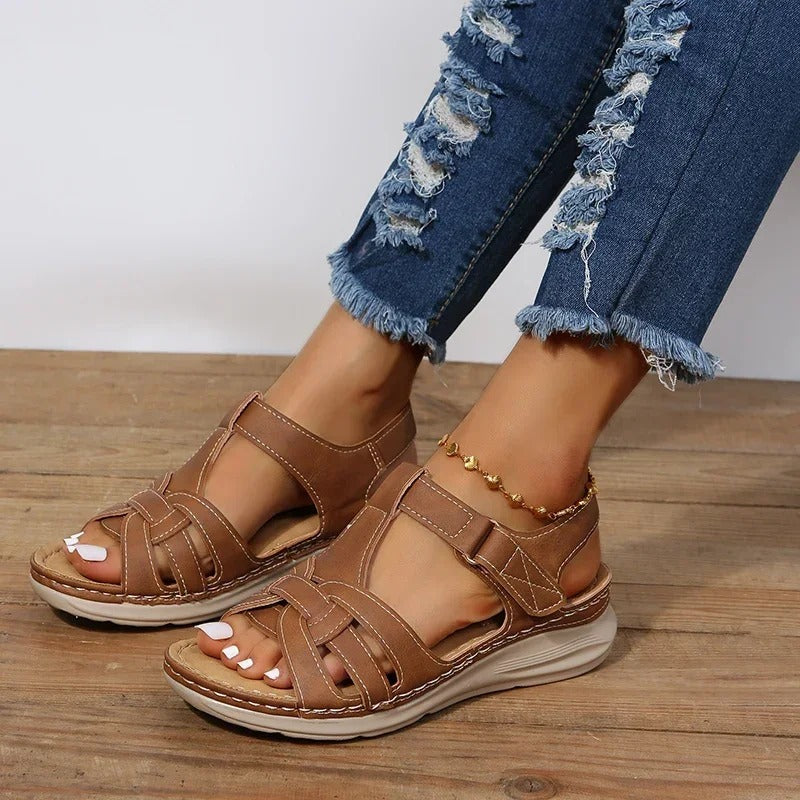 Sandales orthopédiques en cuir brun, confort thérapeutique, design élégant pour femmes.