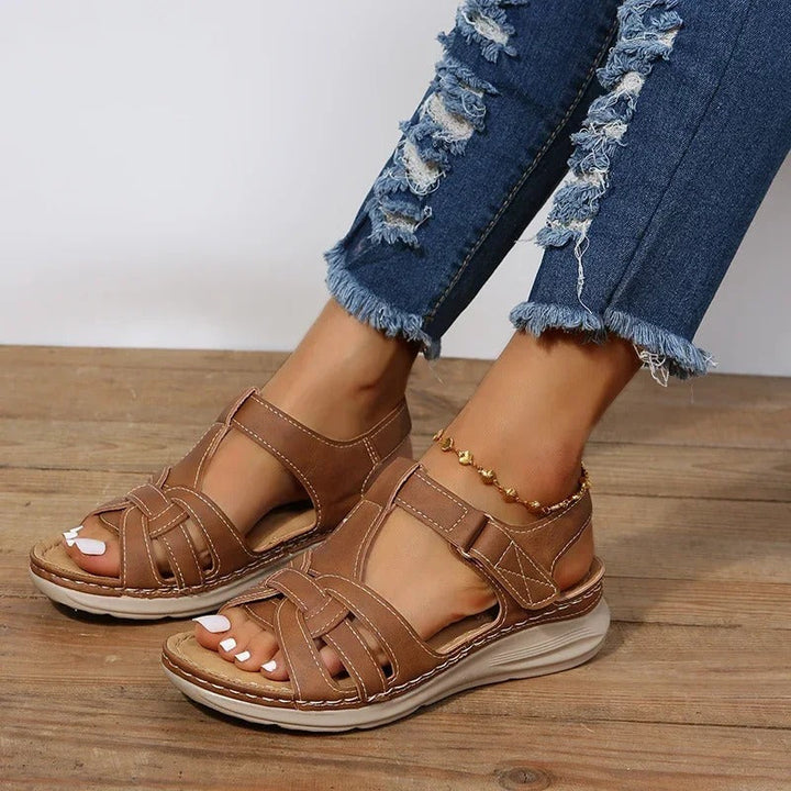 Sandales orthopédiques en cuir brun, confort thérapeutique, design élégant pour femmes.