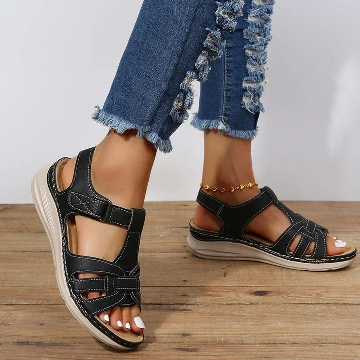 Sandales orthopédiques en cuir brun, confort thérapeutique, design élégant pour femmes.