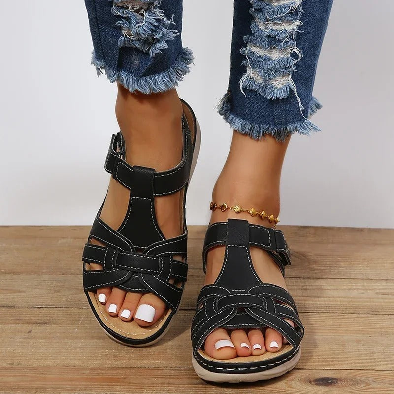 Sandales orthopédiques en cuir brun, confort thérapeutique, design élégant pour femmes.