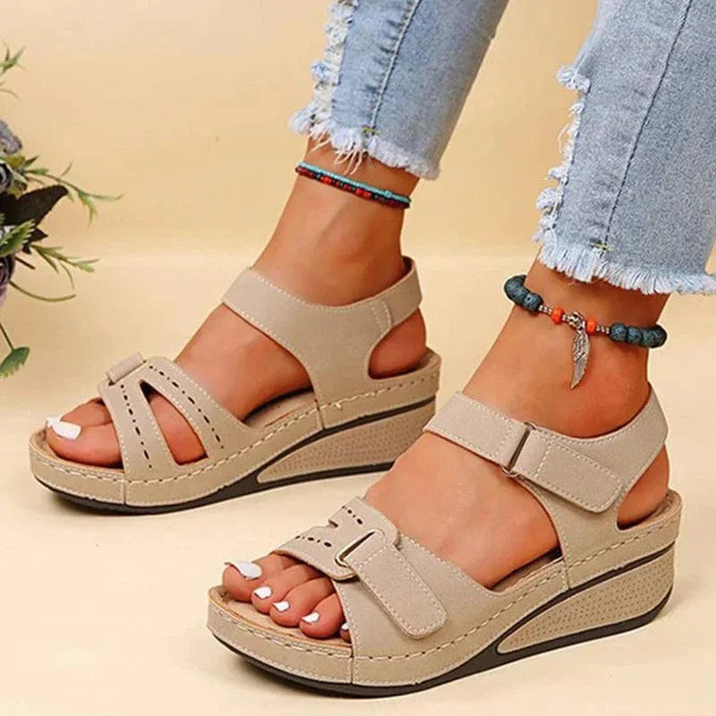 Sandales orthopédiques femme, confort supérieur. Design élégant et minimaliste.  Fermeture velcro.