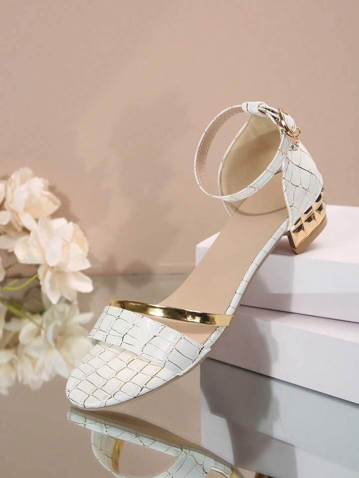 "Sandales orthopédiques femme élégantes, beige, avec semelle ergonomique et bride réglable pour confort estival."
