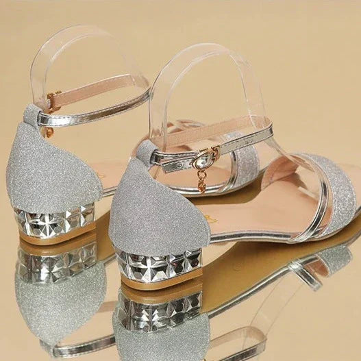 "Sandales orthopédiques femme élégantes, beige, avec semelle ergonomique et bride réglable pour confort estival."