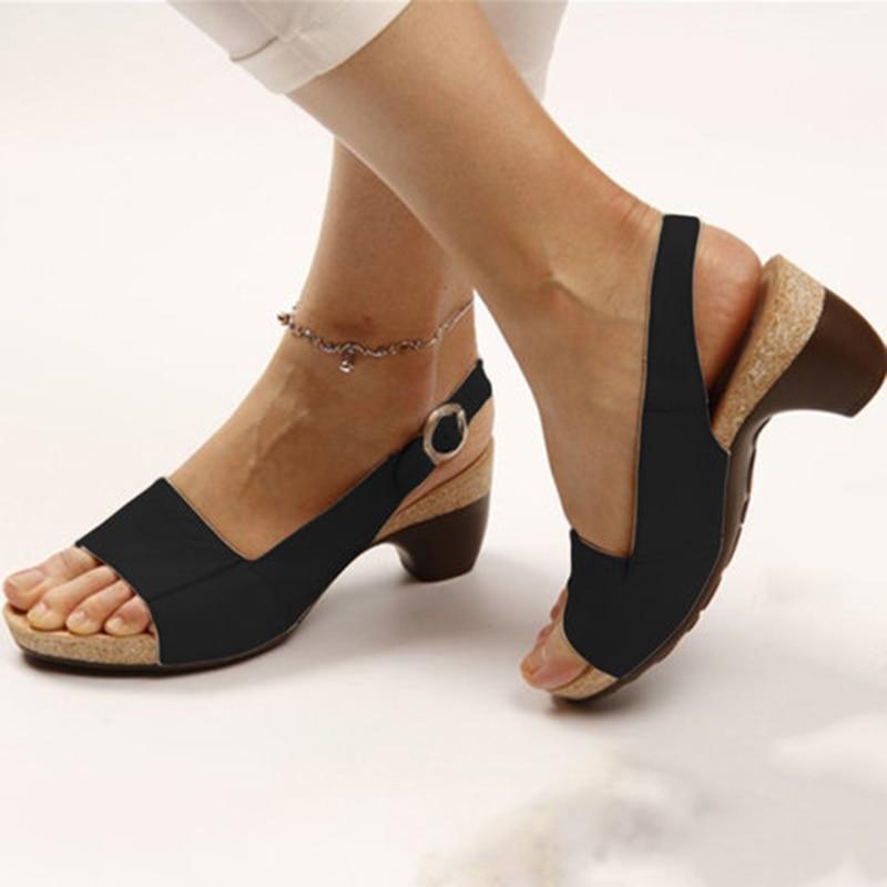 "Sandales orthopédiques femme élégantes, rouge avec brides ajustables, design chic et semelle amortissante."