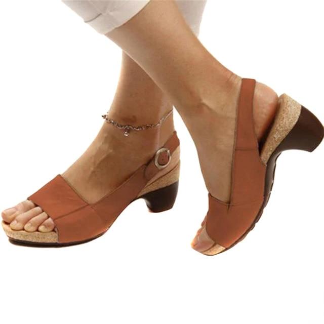 "Sandales orthopédiques femme élégantes, rouge avec brides ajustables, design chic et semelle amortissante."