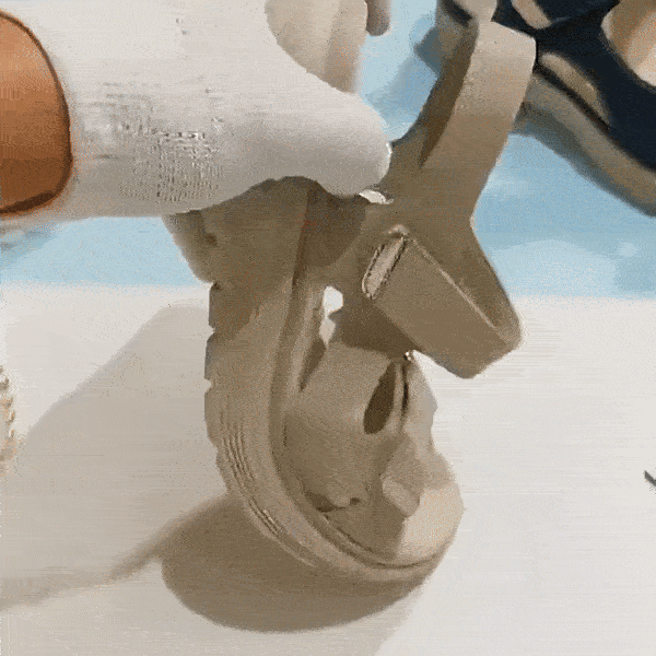 "Sandales orthopédiques femme modernes et élégantes, soutien confortable, disponibles en bleu, gris et noir."