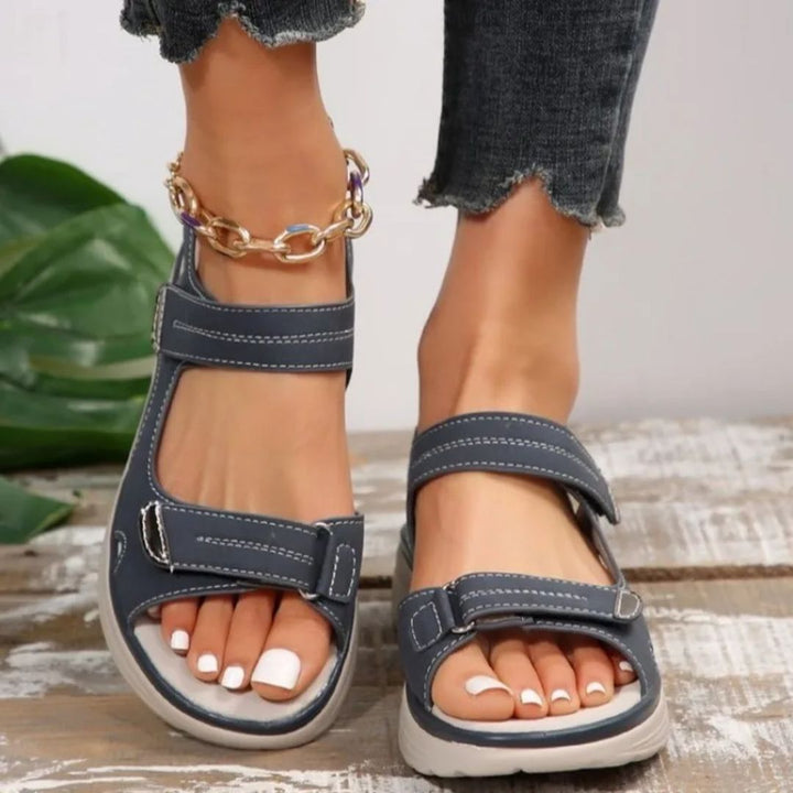 "Sandales orthopédiques femme modernes et élégantes, soutien confortable, disponibles en bleu, gris et noir."