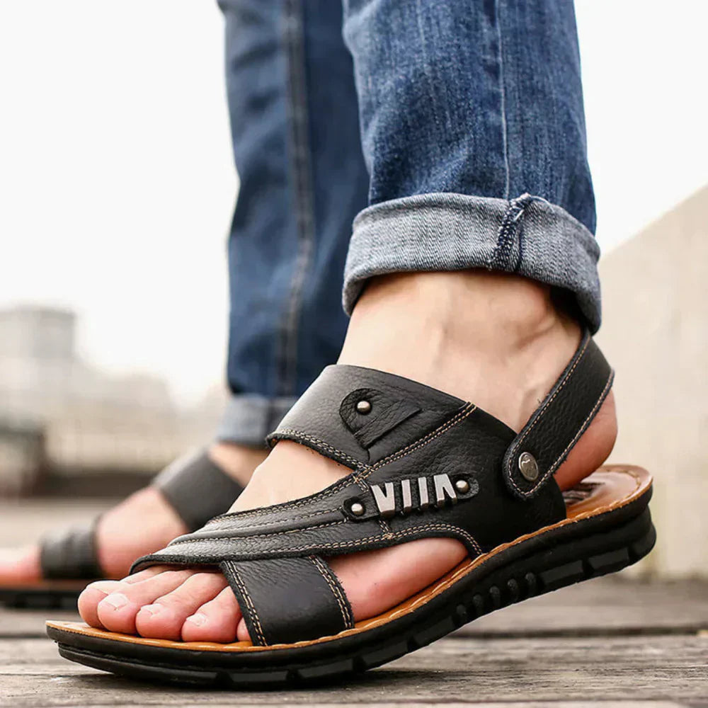 "Sandales orthopédiques hommes, confortables, design élégant, pour l'été, en cuir beige et brun, soutien optimal."
