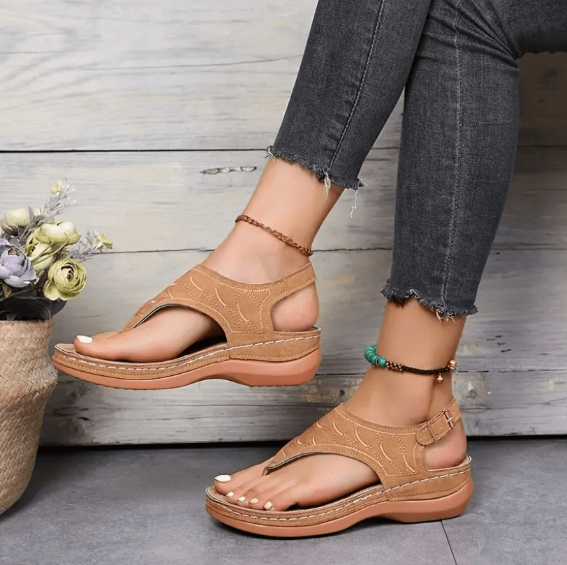 "Sandales orthopédiques légères pour femme avec soutien, semelle antidérapante et couleurs variées pour confort extrême."