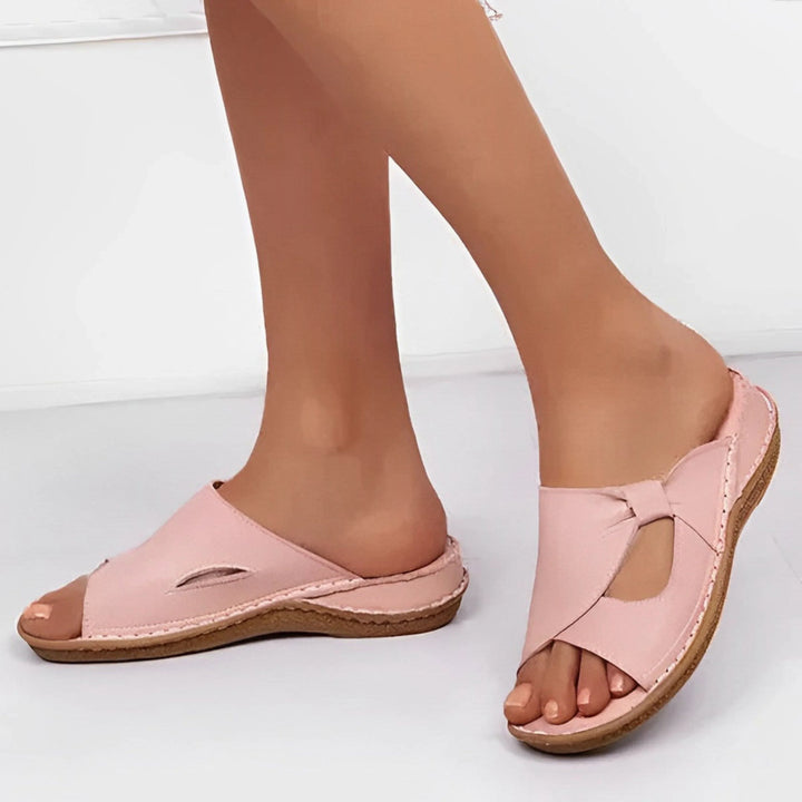 Sandales orthopédiques pour femmes en cuir, avec sangles réglables et semelle confort, offrant soutien et style élégant.