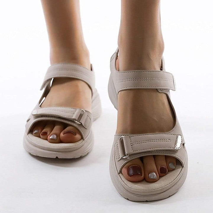 Sandales orthopédiques pour femmes, sandales ouvertes beiges avec bride réglable, semelle anatomique pour confort optimal.