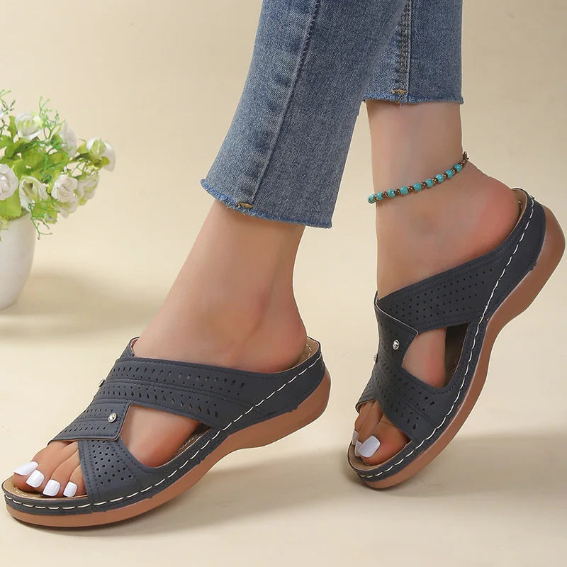 "Sandales orthopédiques respirantes pour femmes avec lanières croisées et semelle surélevée, idéales pour l'été."