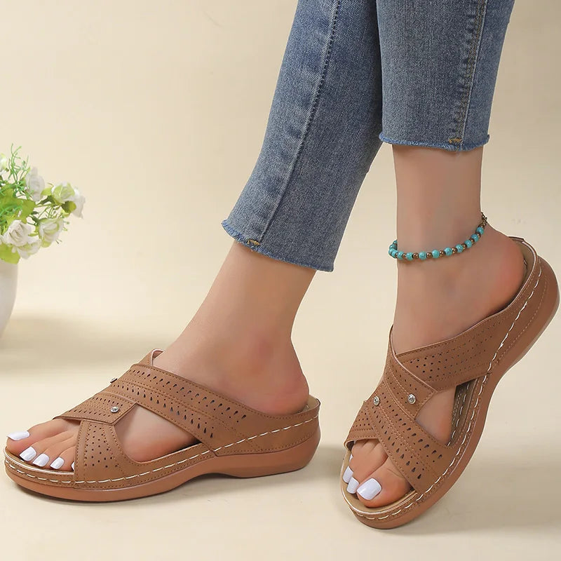 "Sandales orthopédiques respirantes pour femmes avec lanières croisées et semelle surélevée, idéales pour l'été."