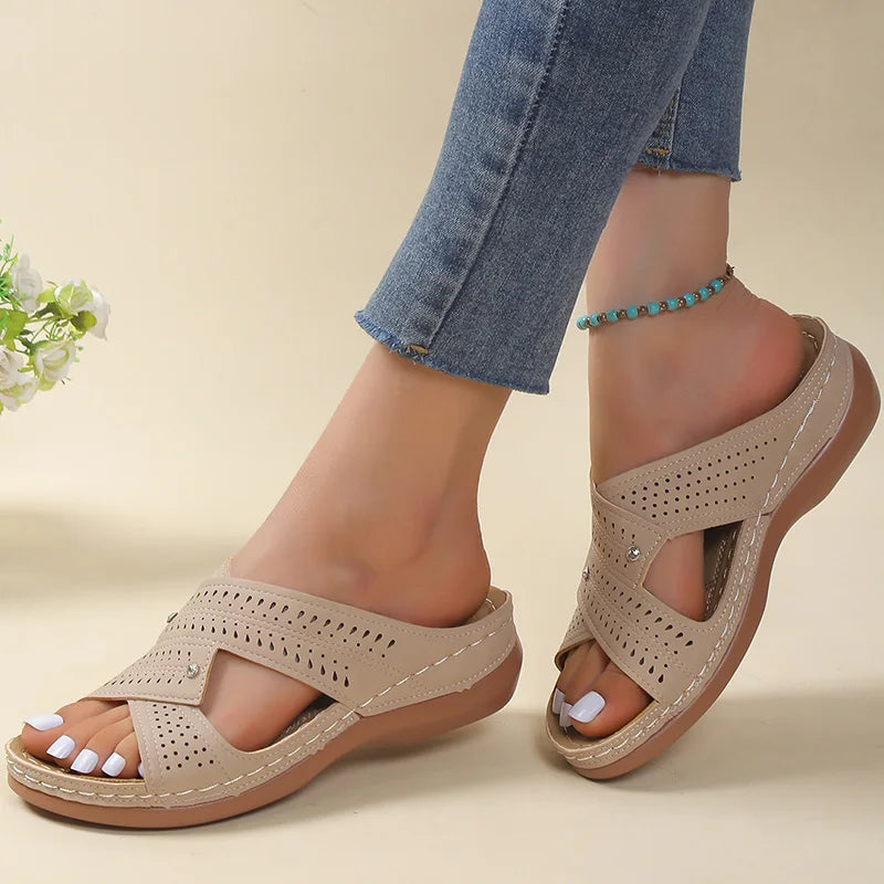 "Sandales orthopédiques respirantes pour femmes avec lanières croisées et semelle surélevée, idéales pour l'été."