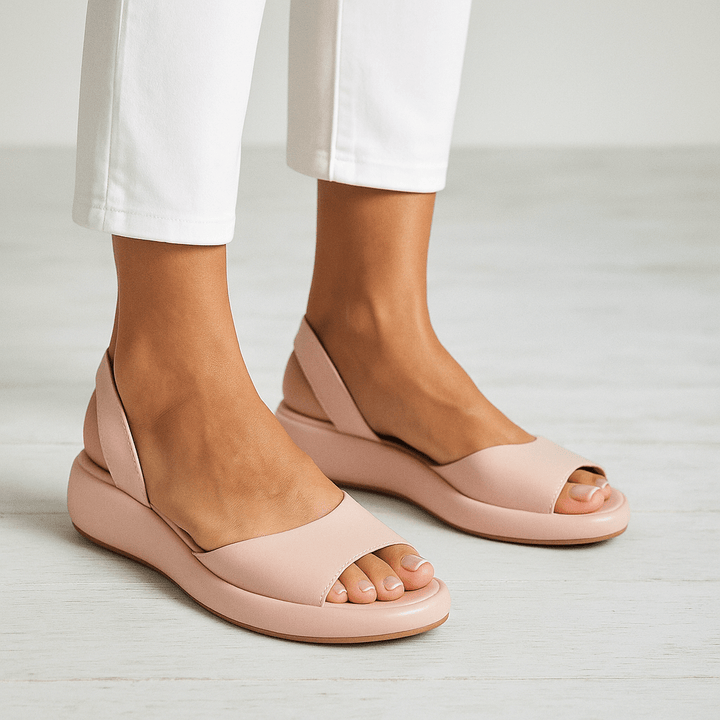 Sandales femme compensées confortables avec bout ouvert. Chaussures d'été légères, polyvalentes et idéales pour la marche.