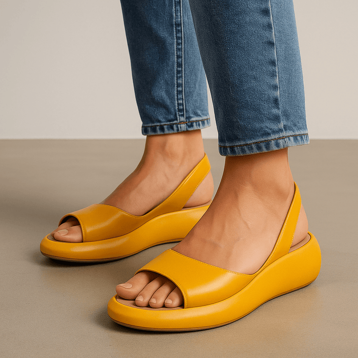 Chaussures femme légères: sandales compensées à bout ouvert. Confort optimal pour l'été, la mode et les activités décontractées.