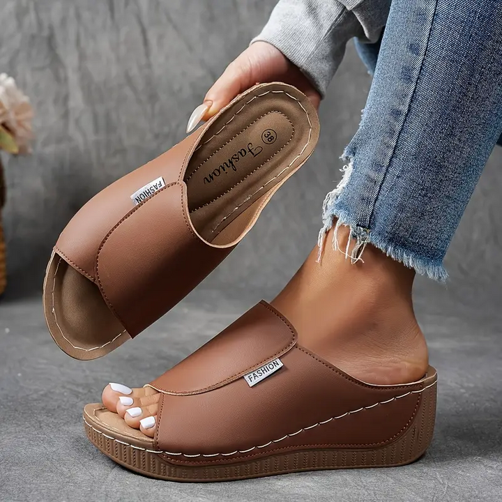 Sandales plateforme femme confort quotidien, brides réglables, soutien voûte plantaire pour bien-être estival.