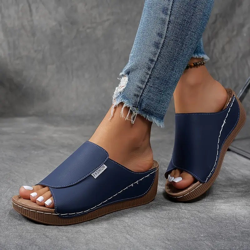 Vue latérale des sandales plateforme femme, semelle confortable et brides réglables pour ajustement parfait.