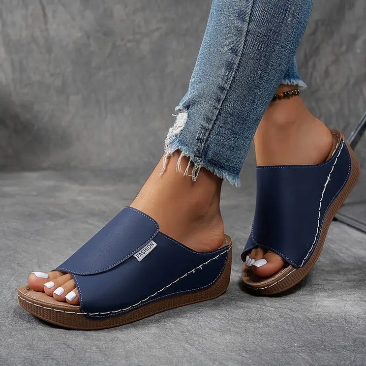 Vue latérale des sandales plateforme femme, semelle confortable et brides réglables pour ajustement parfait.