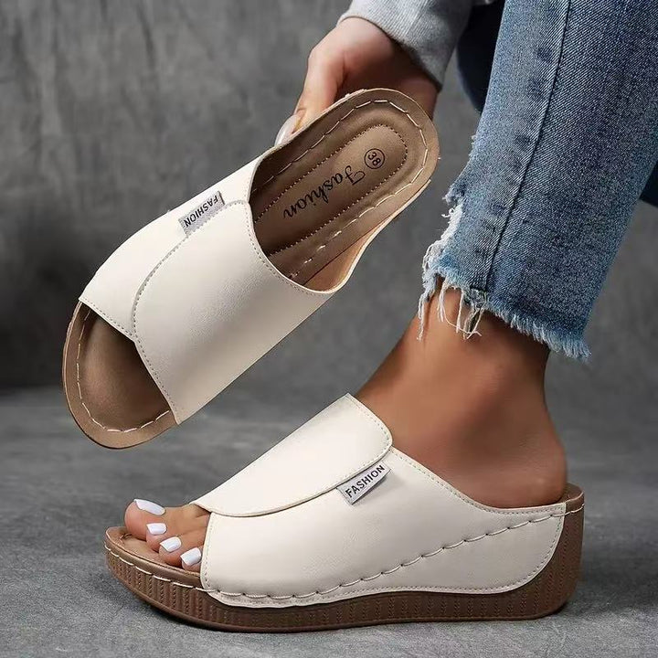 Sandales plateforme femme polyvalentes, style décontracté chic, parfaites pour chaque occasion estivale.