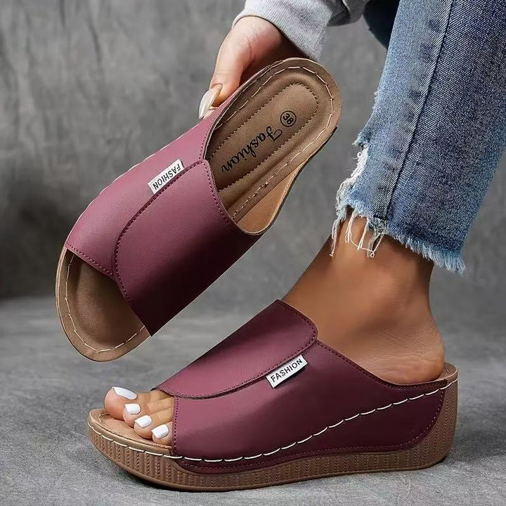 Découvrez nos sandales femme à plateforme, offrant confort et maintien grâce à leur design ergonomique.