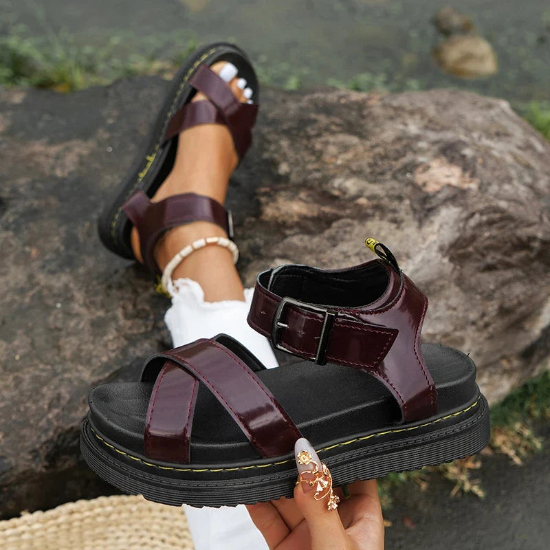 Paire de sandales plateforme femme en matière souple, style chic et décontracté pour les journées d'été.