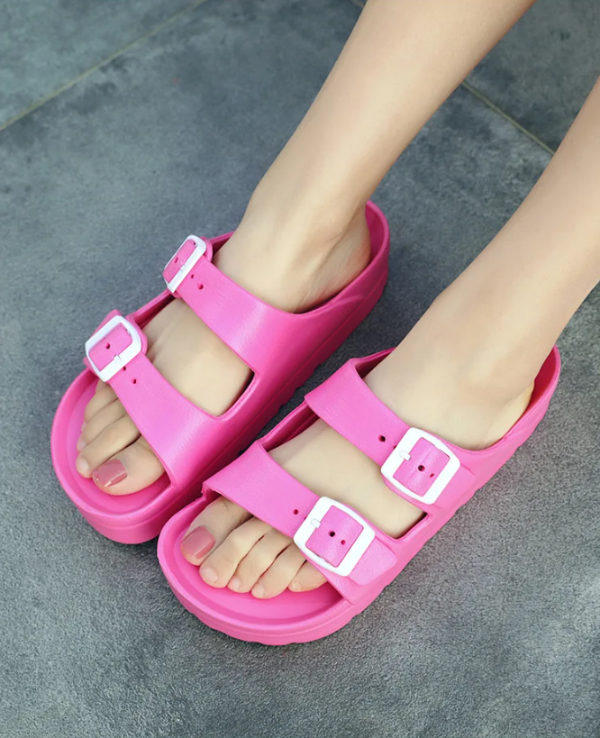 Paire de sandales femme orthopédiques à plateforme, légères et idéales pour un confort longue durée.