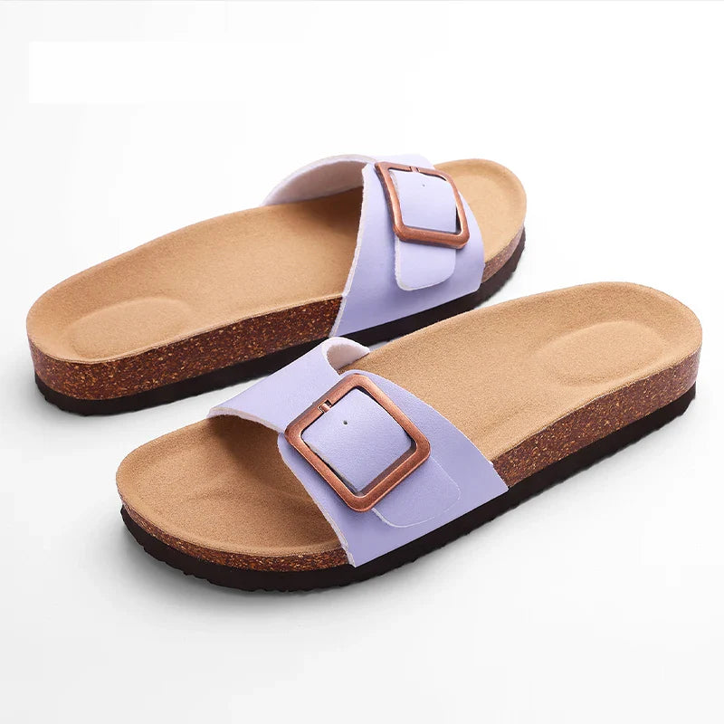 Sandales plates élégantes et confortables pour femmes, avec boucle simple. Idéales pour un usage quotidien en été.